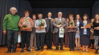 <p>Pfarrer Reinholdt Lovasz (5. von links) freut sich, langjährige Chormitglieder ehren zu können.</p>