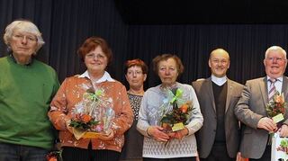 <p>Pfarrer Reinholdt Lovasz (5. von links) freut sich, langjährige Chormitglieder ehren zu können.</p>