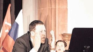 <p>Szene aus dem in ganz Deutschland gezeigten Theaterstück "Rechts: ex und pop" der Mannheimerin Annette Dorothea Weber, das sich um Reichsbürger dreht. Hier die Uraufführung (mit Mathias Wendel und Caroline Betz) am 7. Juli in Weinheim.</p>