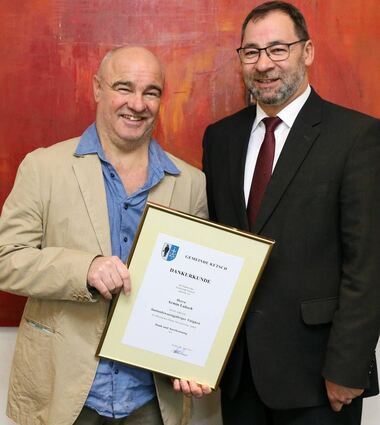 <p>Mit der Dankurkunde von Bürgermeister Jürgen Kappenstein in den Händen freut sich Bäderleiter Armin Luksch über 25 Jahre im Dienst.</p>
