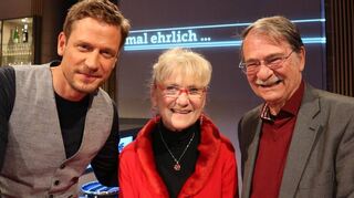 <p>Moderator Florian Weber (v. l.) nahm sich nach der Sendung Zeit für Autogramme und Fotos mit der Brühlerin Monika Neumann und ihrem Lebensgefährten Wilfried Rumpf. Er trug mit einem Wortbeitrag auch zur Diskussion bei.</p>