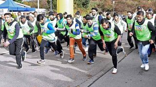 Bürgermeisterin Patricia Rebmann (rechts) gibt mit der Trillerpfeife den Startschuss für den Charity Walk der Ahmadiyya Gemeinde.