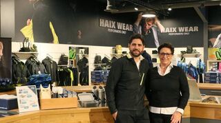 Freuen sich über die Erweiterung des Angebots im wichtigsten Haix-Standort: Adnan Tufan und Ina Haimerl.