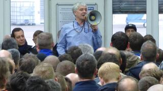 Jan Heinrich – hier beim Arbeitskampf 2017 – ist der Betriebsratsvorsitzende bei PFW Aerospace und wird zum Ende des Jahres in den Ruhestand gehen; im Gespräch erzählt er aus seinem langen Arbeitsleben.