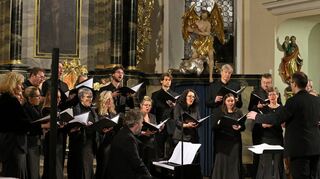 In festlichen schwarzen Roben und Anzügen gestalten die Sänger von Quatro Forte das Konzert.
