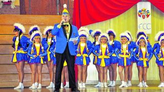 <p>ECC Sitzungspräsident Thomas Buchwitz stellt den Gästen in der Rhein-Neckar-Halle seine Garden vor. 17 Vereine mit rund 400 Akteuren präsentieren ein buntes Programm.</p>