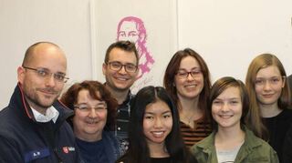 Adrian Muff von den Malthesern (v.l.) freute sich über die Spende von dem Organisa-tionsteam mit Hanna Schwichtenberg, Andreas Syrowatka, Linh Thuy Ngo, Naema Keßler, Jördis Brüggemann, Thomas Cranshaw, Lars Angstmann und Schulleiter Stefan Ade.