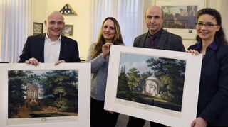Sind von der Ausdrucksstärke der Bilder verzaubert: Oberbürgermeister Dr. René Pöltl (von links), Caroline Westenhöfer, Professor Frieder Hepp und Dr. Dagmar Hirschfelder.