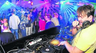 <p>Passte nicht nur vom Alter perfekt zur Ü33-Party: Mark 'Oh (41) legte in der Nacht von Samstag auf Sonntag im "Bel Air" auf.</p>