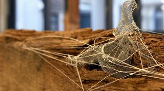 Der Mensch als kokonartiges Gespinst auf Holz vom alten Dachstuhl der Dreifaltigkeitskirche: „Boot“ von Kathrin Kirsch.