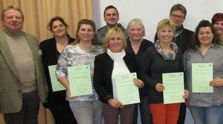 Gemeinsam tun sie Gutes (v. l.): Ulrich Kirchner, Nicole Blem, Christina Kuziak, Rita Erny, Markus Wallenwein, Cornelia Münch, Monika Theilig, Pfarrer Steffen Groß, Bian-ca Ehlert, Sabine Pfeil, Franz Hauns, Elke Rosemeier und Hannelore Feige.