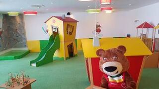 Penkenpepi wartet im modernen Spiel-zimmer der „Granatalm“ auf die Kinder.
