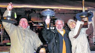 <p>Das SZ-Team mit Thomas (li) und Daniel Kreichgauer (re), Anette Zietsch und Mike Junker jubelt über den Sieg beim Eisstockschießen.</p>