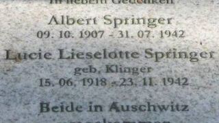 Die Gedenkplatte der Familie Springer, die in Auschwitz umkam.