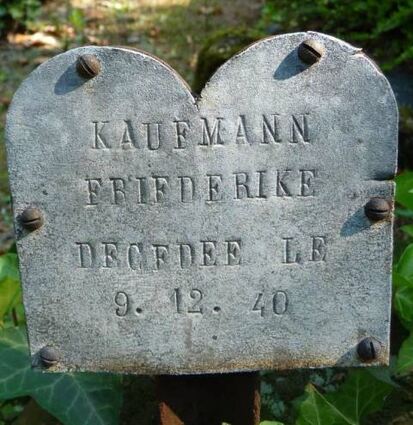 Ein Gedenkzeichen für Friederike Kauf-mann, gestorben in Gurs.