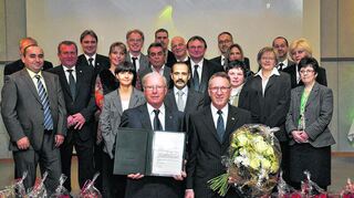<p>Dr. Hans-Peter Wild (vorne, links) mit Rolf Dannenmaier, der dem Betrieb seit 40 Jahren angehört, und den Mitarbeitern, die für 25 Jahre im Unternehmen geehrt wurden.</p>
