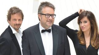 Natalia Avelon (r.) und Ronald Spiess (l.) spielen deutsche Übersetzungen beliebter Popsongs, moderiert von SWR3-Moderator Ben Streubel.