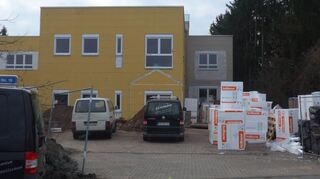 Für die Flüchtlingsunterkunft in der Wernher-von-Braun-Straße 13 vergab der Technische Ausschuss weitere Arbeiten. Demnächst fangen Maler, Tapezierer und Fliesenleger an.