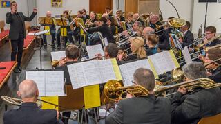 Die Posaunenchöre aus Oftersheim-Schwetzingen und aus Wiesloch mit dem Dirigenten Detlev Helmer begeistern das Publikum mit Bläsermusik.