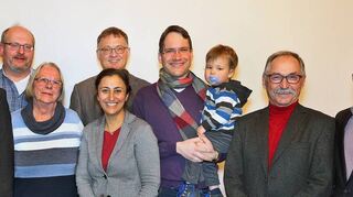 Im Bürgersaal ehrten Daniel Born (3. v. l.) und Andreas Heisel (hinten Mitte) die Mitglieder (v. l.) Andreas Leiberich, Rainer Ruhland, Michael Burkhart, Neza Yildirim, Jens Klement, Janfried Patzschke und Matthias Agirdogan