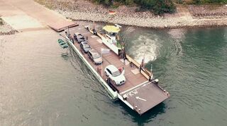 Ungewöhnliche Perspektive: Die Kollerfähre legt auf der linken Rheinseite – die auch zum badischen Brühl gehört – zur Überfahrt ab.