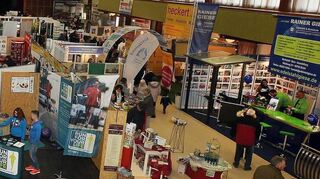 Auf kurzen Wegen informieren sich die Besucher bei den Ausstellern und testen die Produkte: Die Leistungsschau in der Rheinhalle Ketsch sorgt für einen regen Andrang.