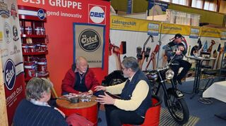 Am Stand von Sanitär und Schwimmbadtechnik Rößler herrscht Beratungsbedarf. Die Fachleute kennen sich mit Badausstattung aus, aber auch mit Oldtimer-Öl.