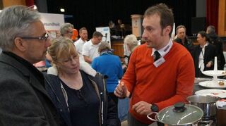 Ulrich Egner (v. l.) und seine Frau Helen Ryan informieren sich bei Andreas Heibel von Küche und Wohnen Keilbach über das neue Kochfeld.