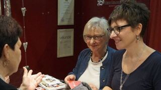 Die Ketscherin Anja Muth (r.) ist mir ihrer Schmuckmanufaktur in Brackenheim ansässig. Ihre Mutter Brigitte Grehl (2. v. r.) hilft ihr bei der Beratung.