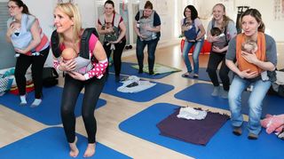 Sport mit Baby: Sophia Sams mit Amalia (Dritte von rechts) und Marion Güttler mit Amelie (ganz rechts) testen mit anderen Müttern und Kindern ein Kangatraining. Nina Henkel (vorn), Leiterin des Kurses „Babys in Bewegung“, stellt das Workout vor, bei dem die Mamas ordentlich ins Schwitzen kommen.