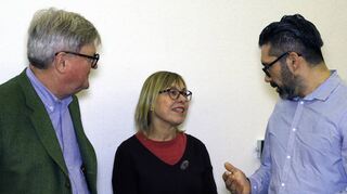 Dr. Heiner Christian Münch (l.) und Dr. Niko Bender im Gespräch mit Volkshochschul-leiterin Gundula Sprenger, die das Forum mit initiiert .