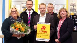 Freuen sich über die Auszeichnung: Sabine Hiller (von links), Lotto Vertriebsleiter Matthias Früh, Sebastian Hiller, Bernd Kühnle von der Lotto- Bezirksdirektion und Regionaldirektorin Carmen Theilmann.