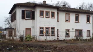 Auf dem Gelände des ehemaligen Gasthofs „Talhaus“ will sich die Bäckerei Wilhelmi ansiedeln. Das seit vier Jahren geschlossene Haus ist eingezäunt.