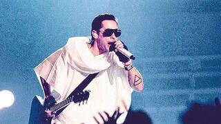 Damals noch glatt rasiert: Hollywood-Star Jared Leto spielte mit seiner Alternative-Rockband 30 Seconds To Mars am 24. August 2011 in der ausverkauften Mannheimer SAP Arena.