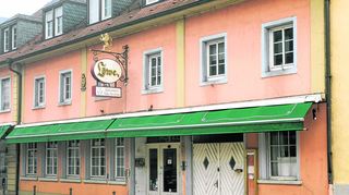 <p>Einst Prachtstück der City, nun Schandfleck: das Hotel "Löwe". Wo einst Romantik herrschte, bestimmen nun Chaos und Müll das Bild außen wie innen. Nicht nur die Anwohner wünschen sich eine schnelle Lösung.</p>
