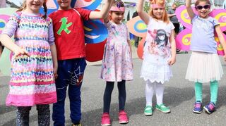 Als bunte Schmetterlinge nehmen die Jungen und Mädchen vom „Haus der Kinder“ gestern am Sommertagszug teil.