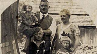 Familienmensch, Lehrer und Kommunalpolitiker: Ludwig Grein mit Ehefrau Liesel (ge-borene Krämer) und den Kinder Gabriele, Theo und Hedy (v. l.).