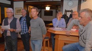 Betroffenheit macht sich nach der Verkündung des Ergebnisses breit (von links): Wahl-leiter Walter Montag, Harald Müller (Wahlleitungsteam), Peter Kumpf, Hussein Eldor, Walter Kupper und Martin Leiher.