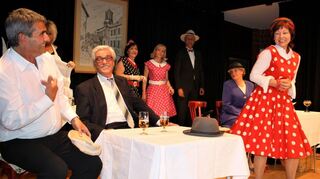 Im Sketch „Domols im Adler“ lassen Ralf Gabler (von links), Andrea Tremmel, Konrad Wagner, Annemarie Mehner, Corinna Schuh-macher, Bernhard Renz, Dr. Andrea Hafner und Barbara Kießling die „Italiensehnsucht in Alt-Ofdasche“ aufleben.