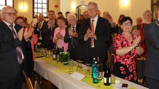Jens Geiß (v. r.), Gisela Seidel, Gerhard Stratthaus, Siegwald Kehder und seine Ehefrau Sieglinde, Stefan Dallinger, Marcel Seidel sowie Helmut Baust (l.) und seine Frau Marianne (leicht verdeckt) stehen auf und applaudieren während der Verleihung.
