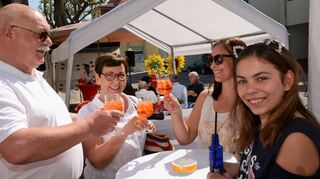 Ein Prosit auf einen tollen Tag in der Hockenheimer Innenstadt: Klaus, Ruth, Susanne und Lavinia Rudolph.