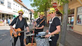 Als Walking-Act eine Wucht: die „Big Feet Brothers“ Björn, Markus und Klaus.