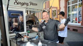 Naro Vitale, der singende Pizzabäcker, steckt mit seiner guten Laune an.