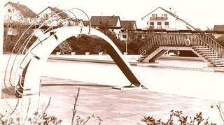 Schon 1963 gab es eine Rutsche (l.) und bis 1986 eine Verbindung zwischen Nichtschwimmer- und Schwimmerbecken, über die eine Brücke führte (hinten rechts).