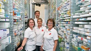Das Herzstück der Carl-Theodor-Apotheke in Brühl: Monika Mahler, Sabine Kaiser, Franka Zimmerling und Dr. Jürgen Sommer Im Medikamentenlager.