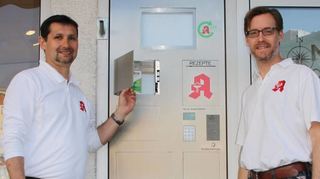 Inhaber Dr. Jürgen Sommer (l.) und Filial-Apotheker Harlan Köhler präsentieren die Notdienstanlage mit Abholfächern am Eingang. Kunden können dort ihre zuvor be-stellten Medikamente auch abseits der Öffnungszeiten abholen.