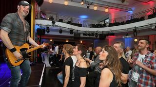 Bei „Bosstime“ bebt die Alte Wollfabrik. Einen großen Teil dieser Wirkung der Bruce-Springsteen-Tribute-Band steuert auch Front-mann und Gitarrist Thomas Heinen (links) bei.