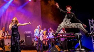 Volles Disco-Programm: 2016 fegt die „Urban Dance Machine“ (Mitte: Sängerin Ira Diehr) über die Bühne der Stadthalle Hockenheim.