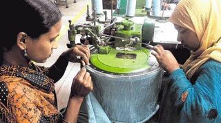 In Fabriken in Bangladesch ziehen Maschinen und Roboter ein – für die Näherinnen eine Katastrophe. Sie werden bald nicht mehr gebraucht. Doch von ihrem Verdienst lebt oft die ganze Familie auf dem Dorf.