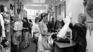 Am 11. August 1989 eröffnete der „Mode S-Point“ in der Mannheimer Straße 30. Hier gehen die Trends über den Ladentisch und zu diesem Zeitpunkt sicher auch so manches Schnäppchen im Sommerschlussverkauf.